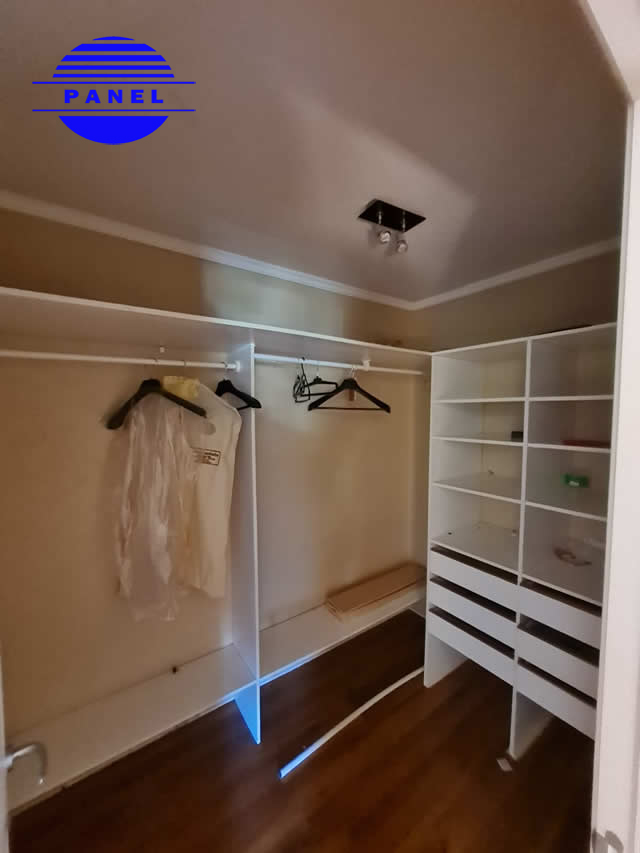 walking closet.jpg